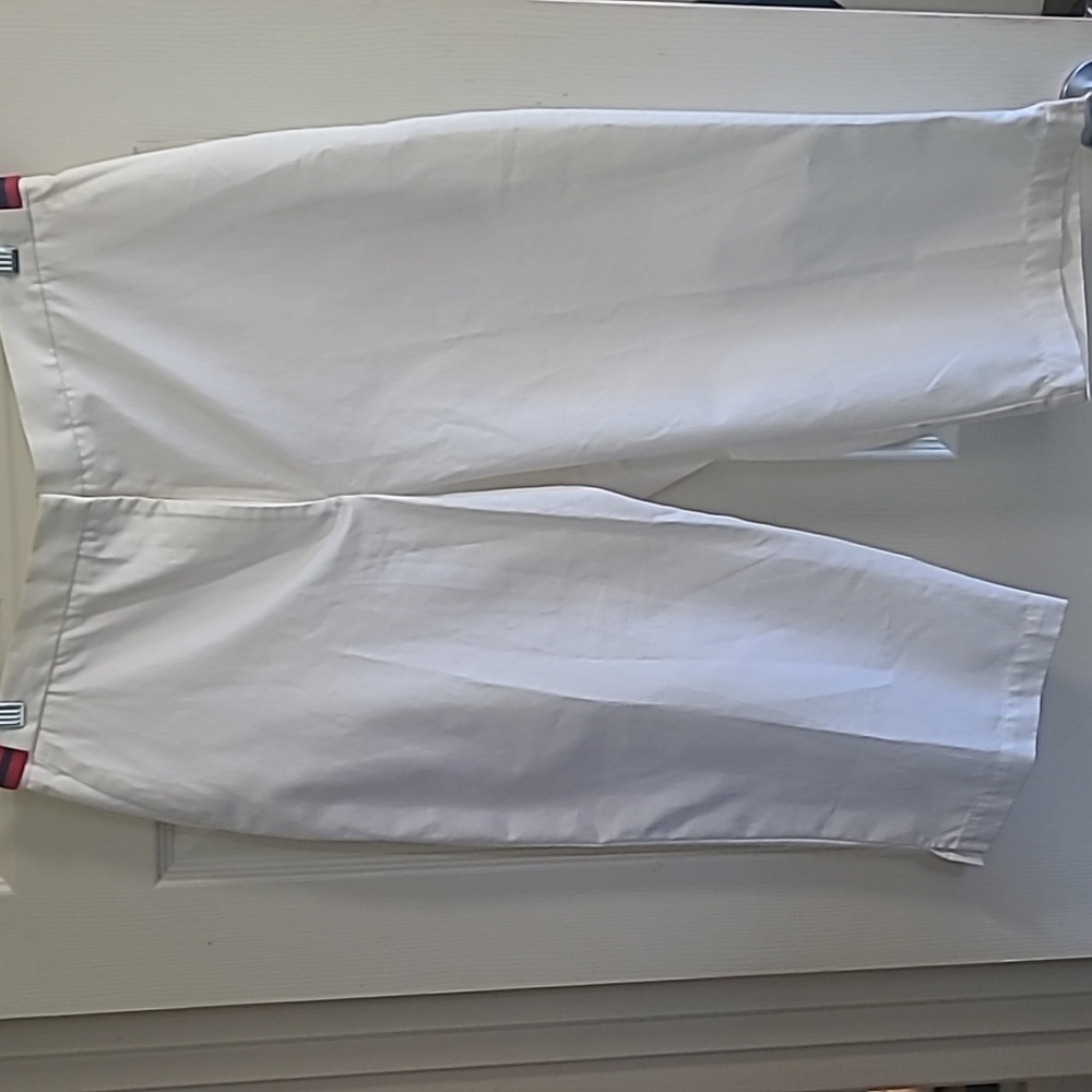 Vintage Liz Claiborne pedal pusher pants. Small mark on back